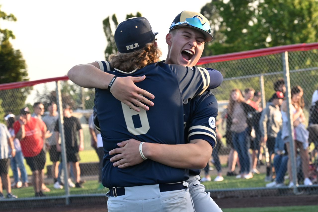 Baseball: No. 14 Canby continues road warrior ways in 14-9 shootout win over Clackamas in 6A state semifinals