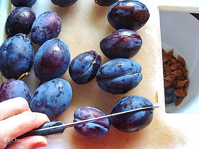 cutting-Italian-plums in half
