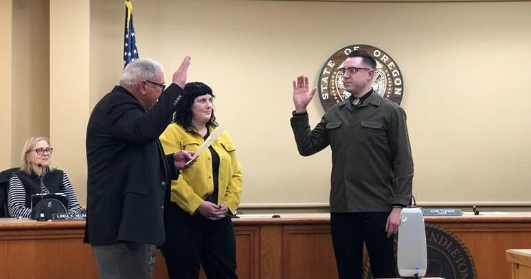 Pendleton’s newest city councilor, Addison Schulberg, swears in