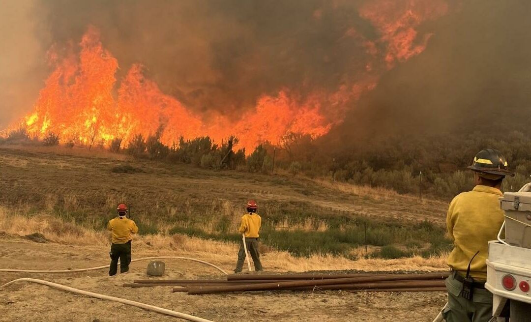 Wildfire closes Interstate 84 in Eastern Oregon